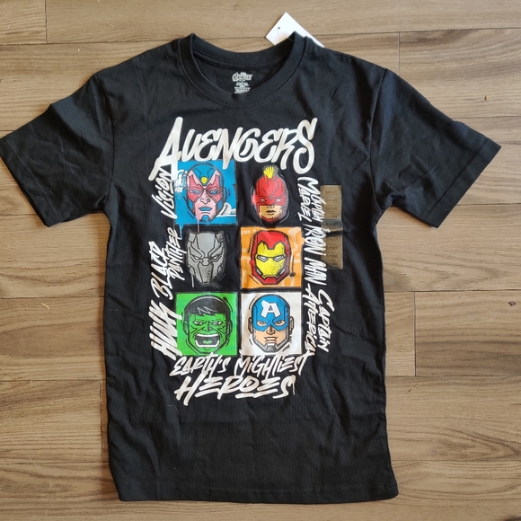 NWT AVENGERS TSHIRT - Picture 3 of 3